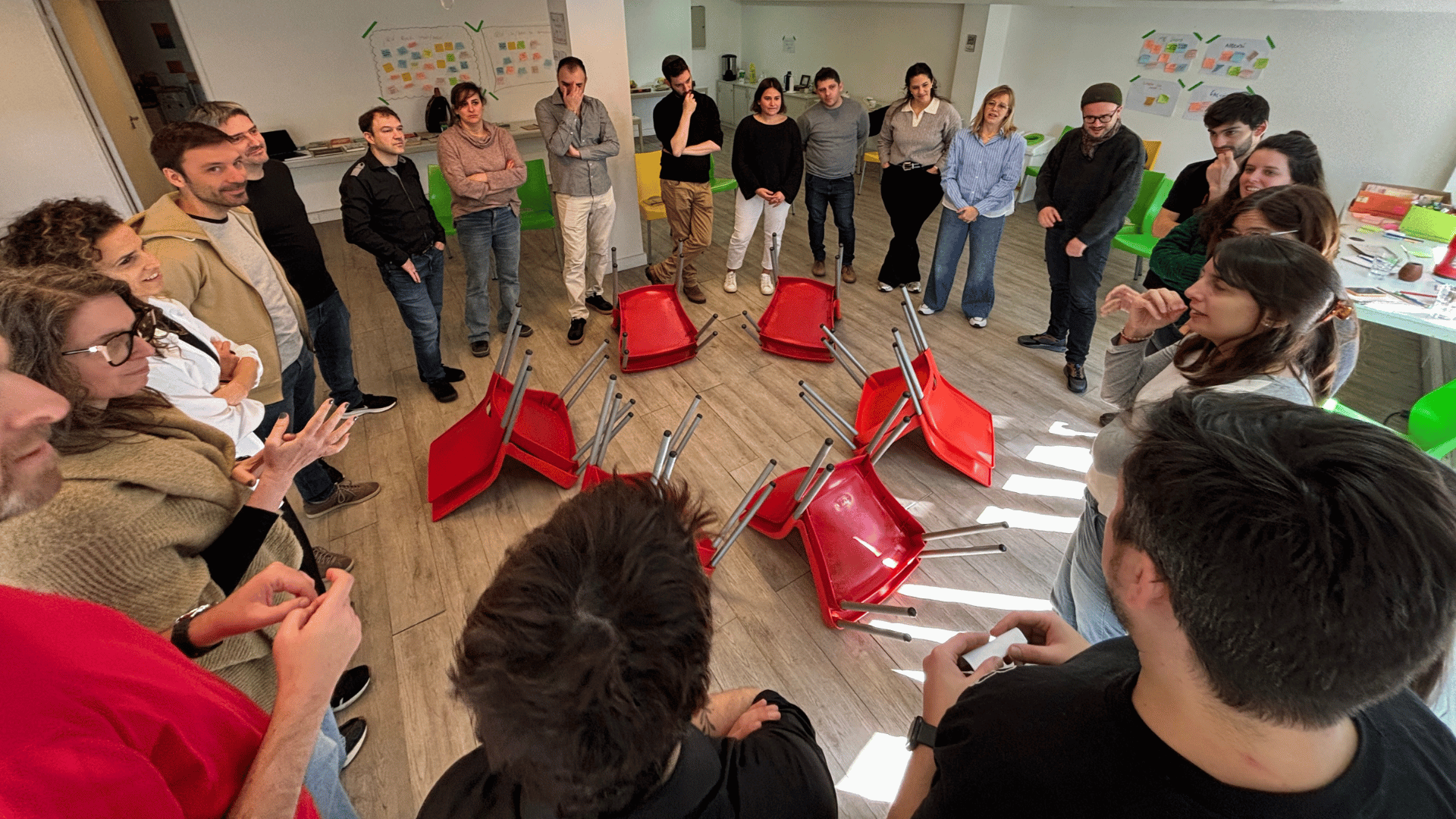 Participantes del bootcamp durante el cierre de una actividad