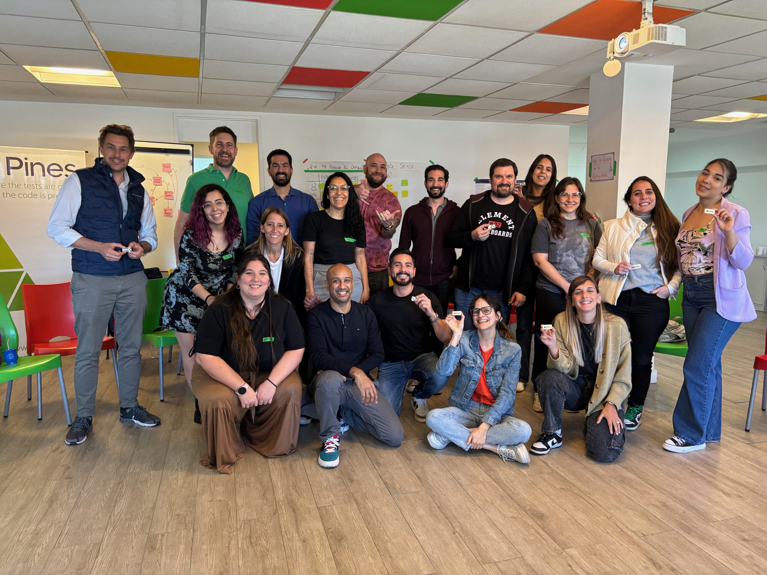 Participantes del bootcamp durante el cierre de una actividad