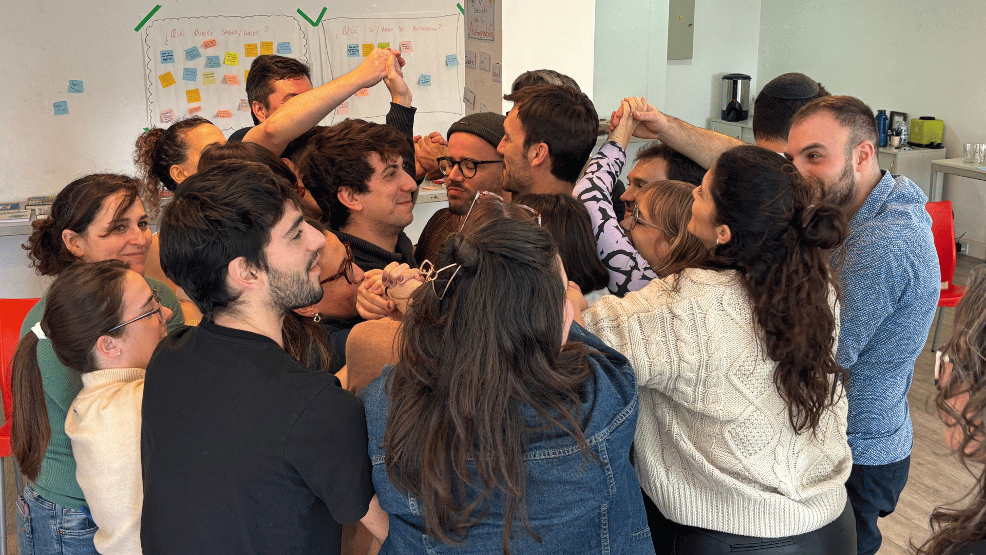 Personas trabajando en una actividad colaborativa