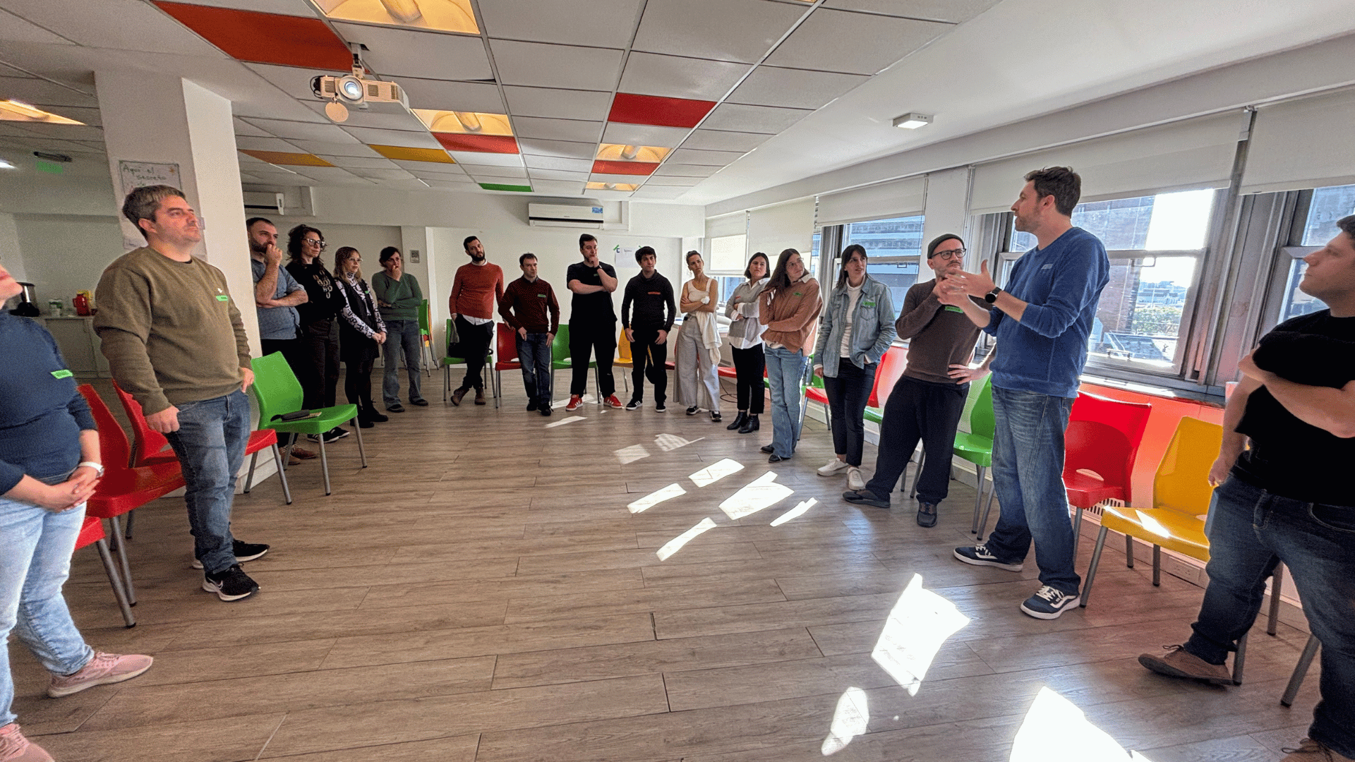 Participantes realizando una dinámica grupal