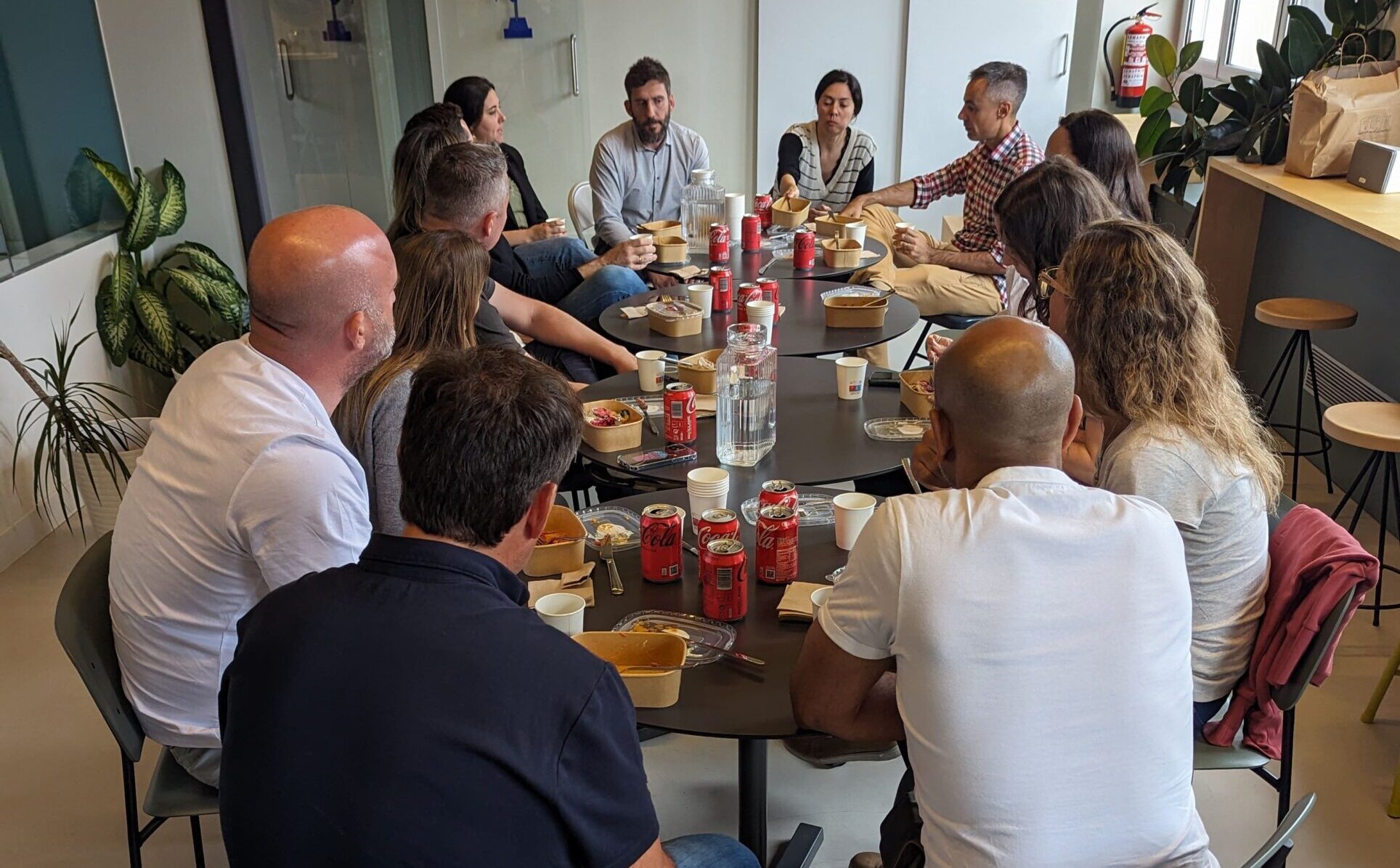 Mesa de trabajo con participantes de Gemba
