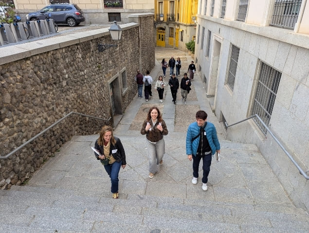 Participantes de Gemba recorriendo una organización
